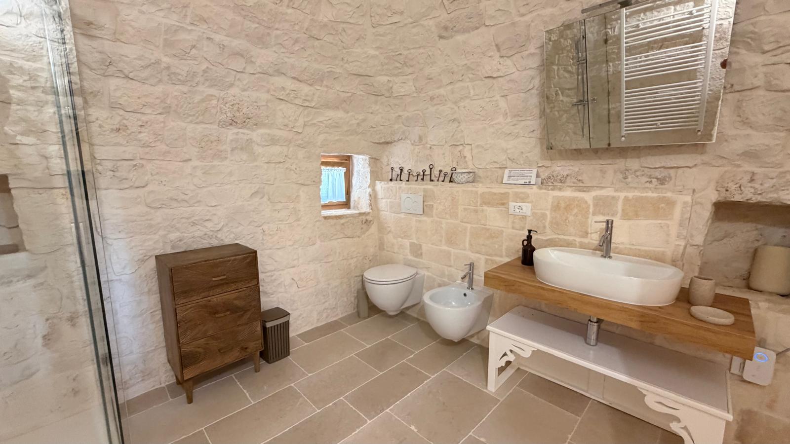 Trulli Comunicanti, Restaurati con Antico Camino, Ulivi Secolari.